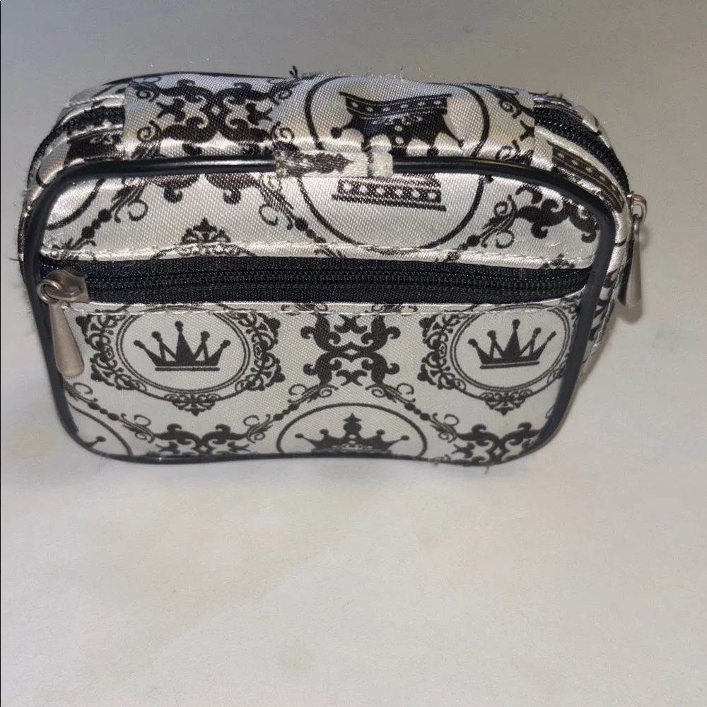 FASHION SMART BRAND SILVER AND BLACK CROWN DESIGN COIN PURSE FULL ZIP CLOSURE